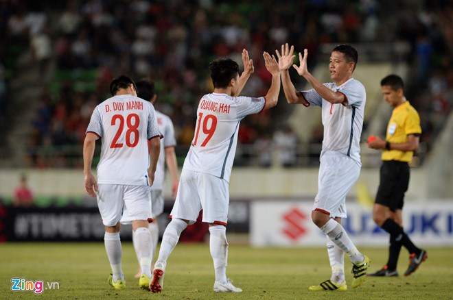 DT Lao vs DT Viet Nam (0-3): Quang Hai da phat chan trai ghi ban dep hinh anh 2